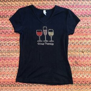 CHRIS’S STUFF GROUP THERAPY WINE GLASS RHINESTONE BAR DRINKING TEE